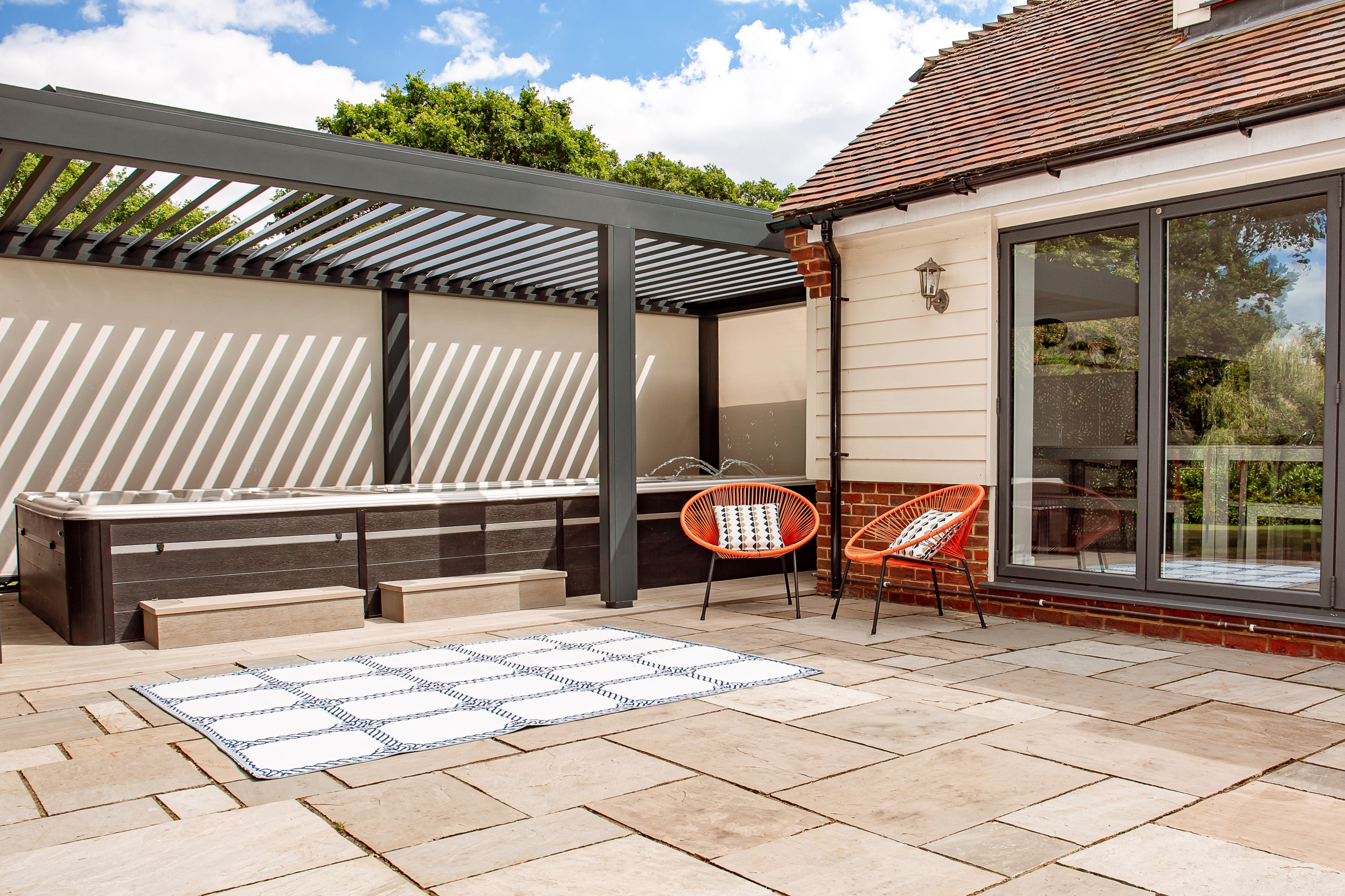 https://www.cbsolarshading.co.uk/app/uploads/2024/08/CB-Hockley-Deluxe-Outdoor-Living-Pod-12-scaled.jpg